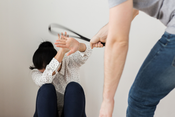 女子遭入室搶劫身中十多刀裝死逃生，是入室搶劫還是故意殺人?