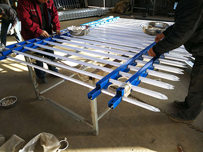 吐魯番圍墻鋅鋼護(hù)欄工程案例